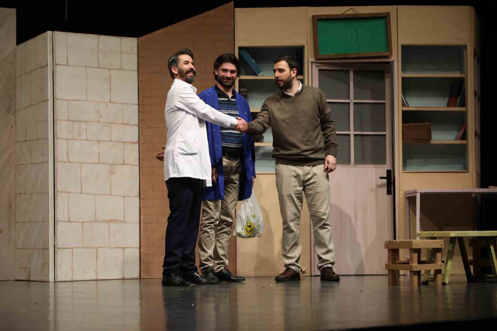 Çayırova’da 7’den 70’e tüm vatandaşlar tiyatroya akın etti