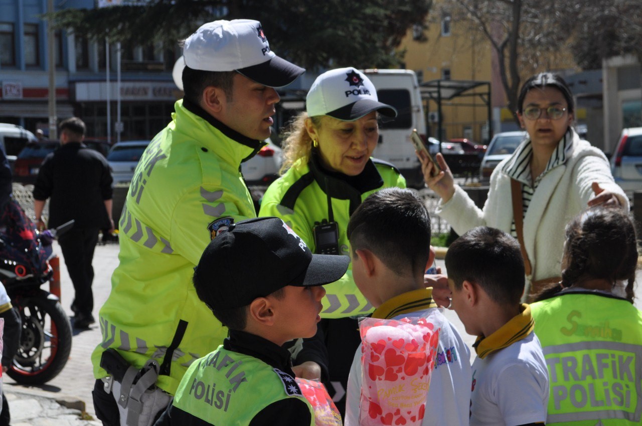 Yalva&ccedil;&rsquo;ta miniklerden pankartlı trafik mesajı
