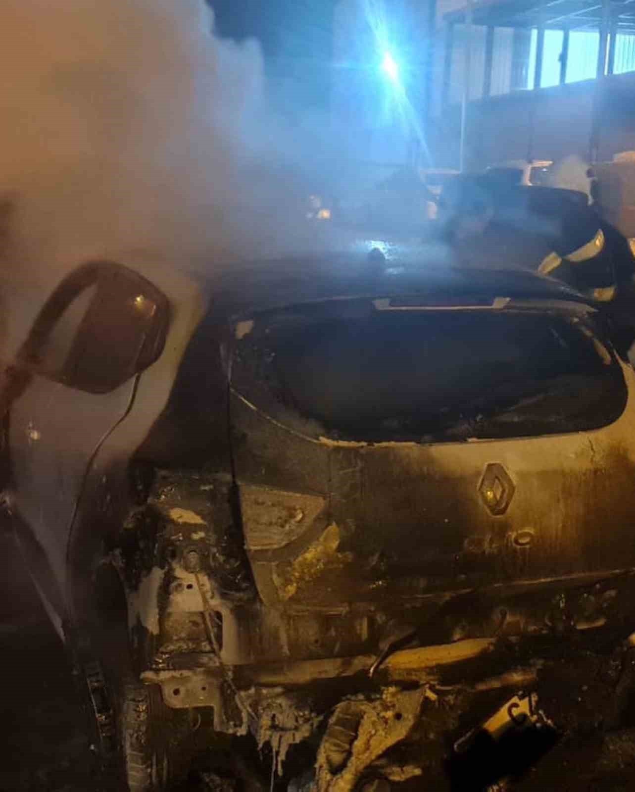 Park halindeki otomobilde yangın
