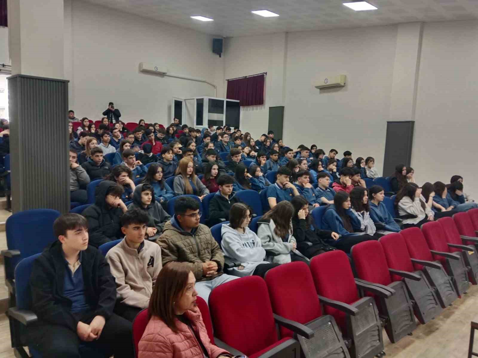 Salihli polisi, liseli gen&ccedil;lere polisliği anlattı
