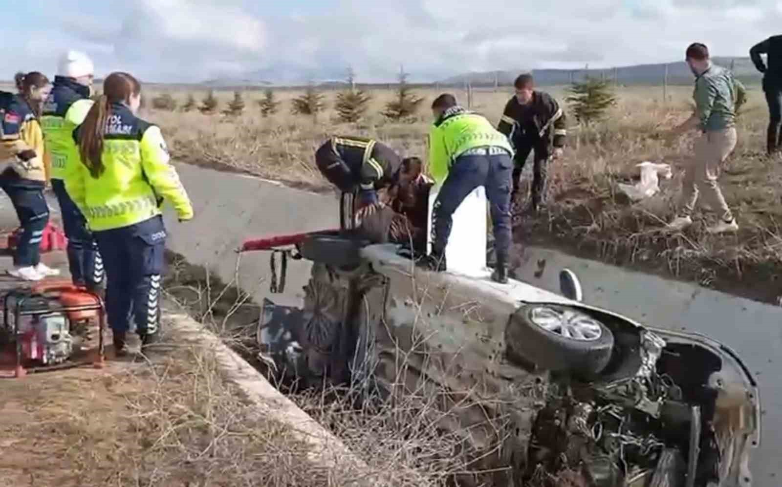 Aksaray’da otomobil sulama kanalına düştü: 4 yaralı