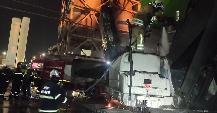 İskenderun’da iş makinesi yangını