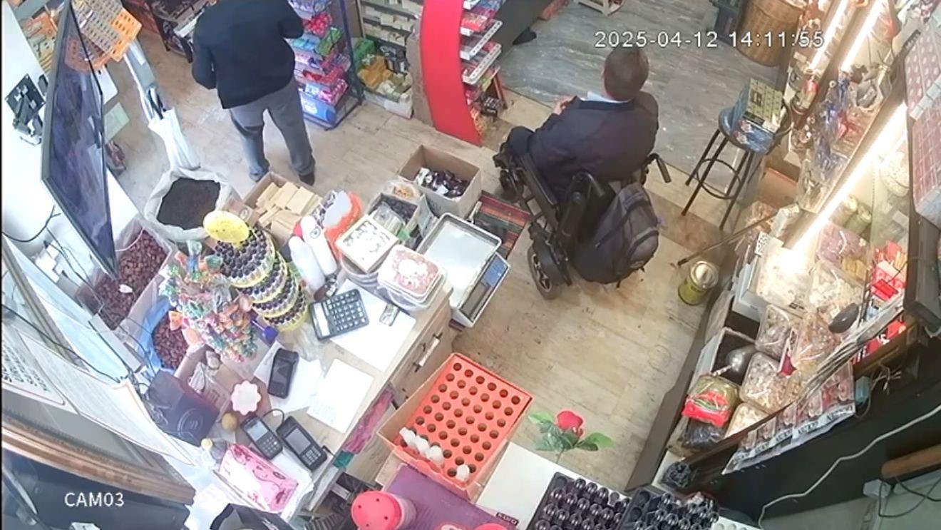 Gaziantep’te tırnakçılık yöntemiyle 100 lirayı çalan şahıs güvenlik kamerasında