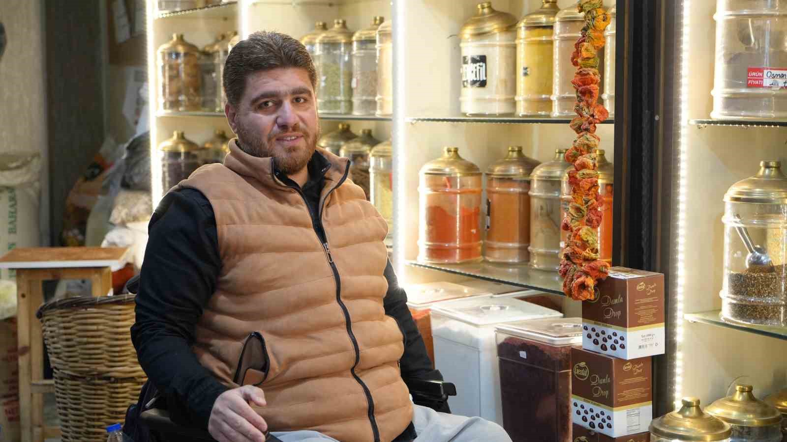 Gaziantep&rsquo;te tırnak&ccedil;ılık y&ouml;ntemiyle 100 lirayı &ccedil;alan şahıs g&uuml;venlik kamerasında
