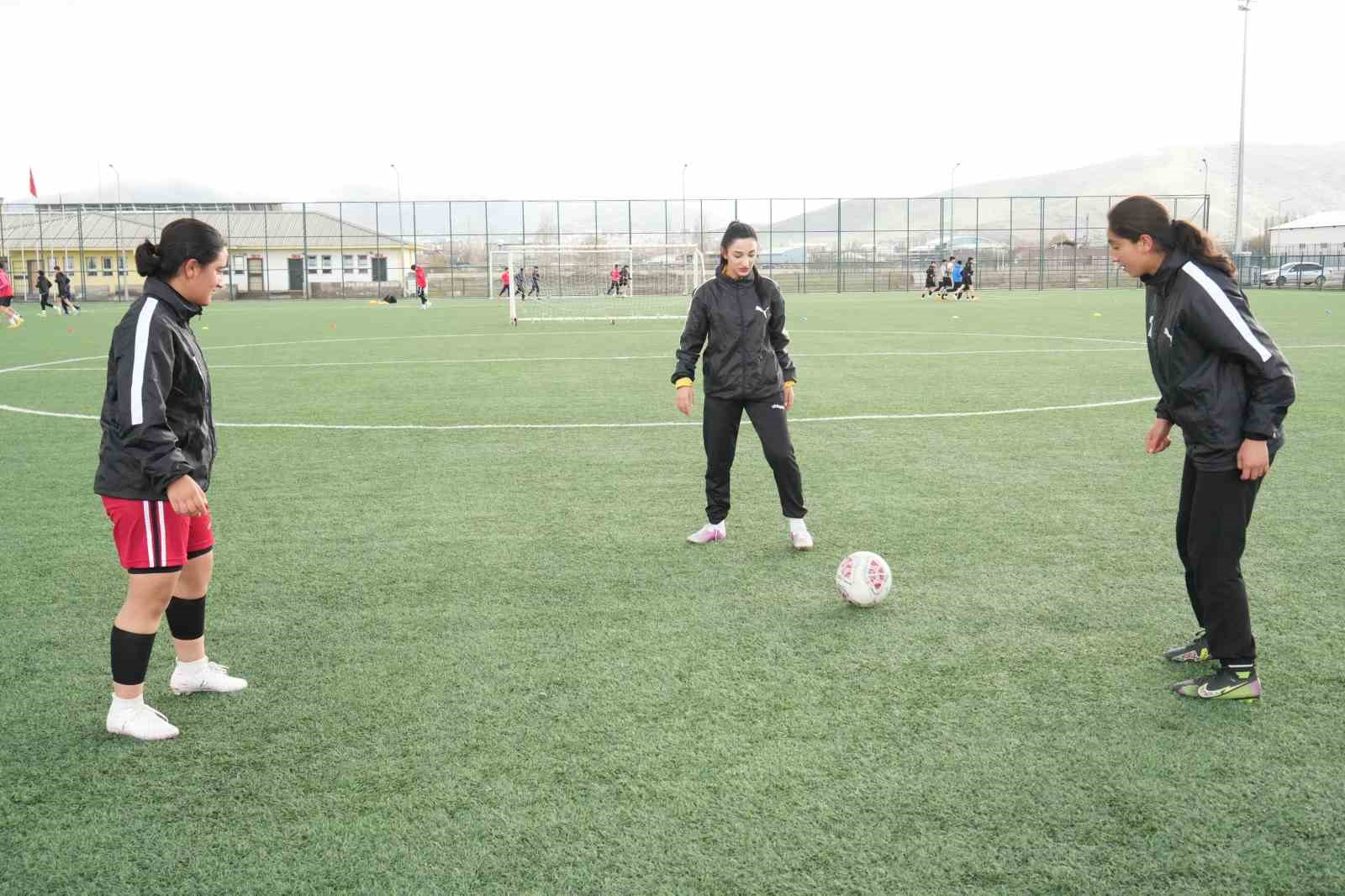 Erken yaşta evliliğe karşı kurulan kadın futbol takımı 2. Lig yolunda
