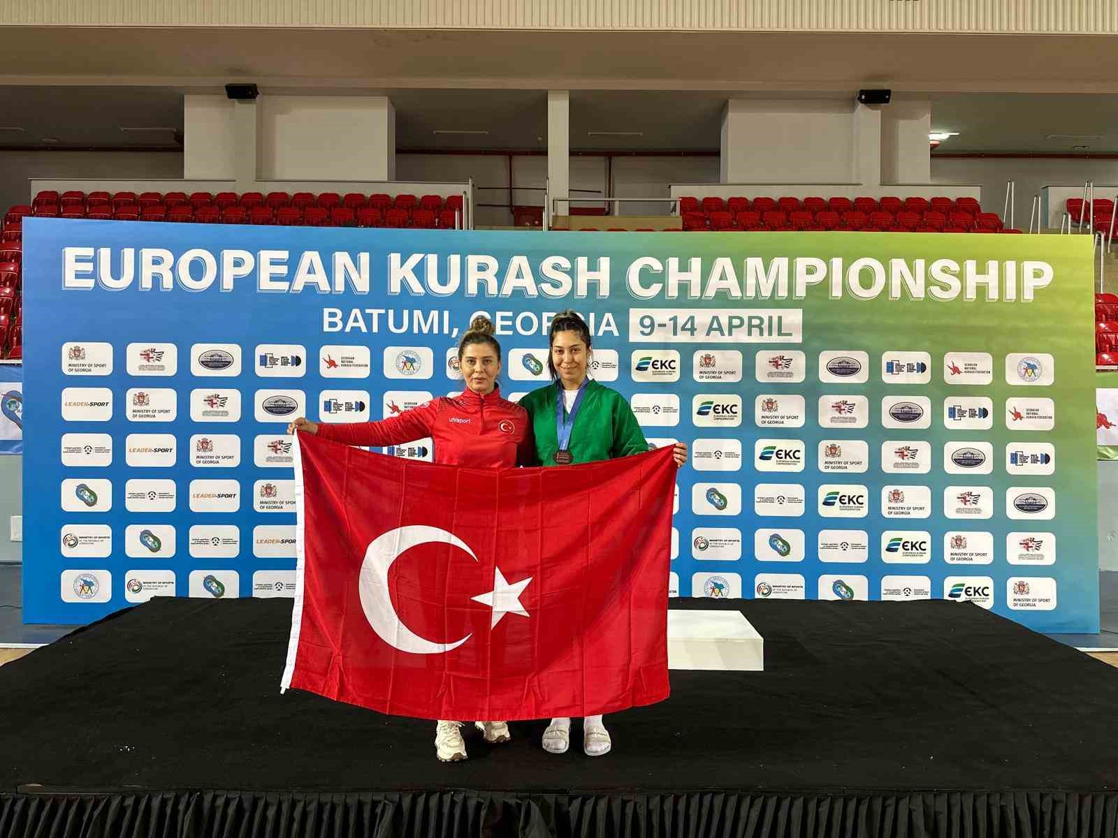 Sakaryalı sporcu Gürcistan’da Türk Bayrağı’nı dalgalandırdı
