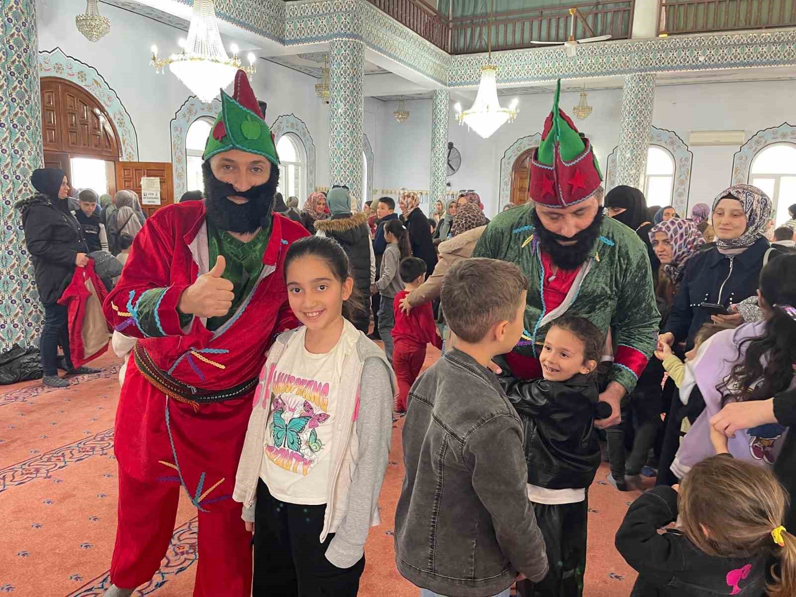 Soma’da cami çocuk buluşması renkli anlara sahne oldu