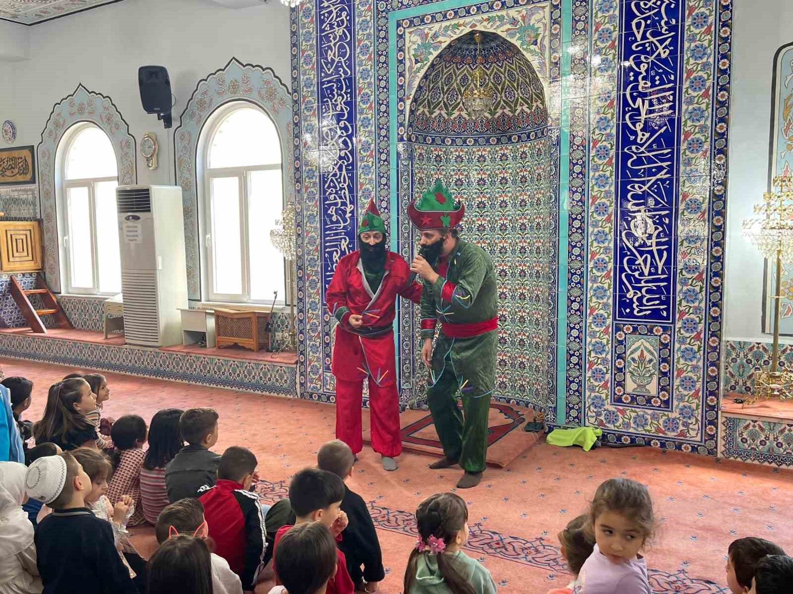 Soma&rsquo;da cami &ccedil;ocuk buluşması renkli anlara sahne oldu
