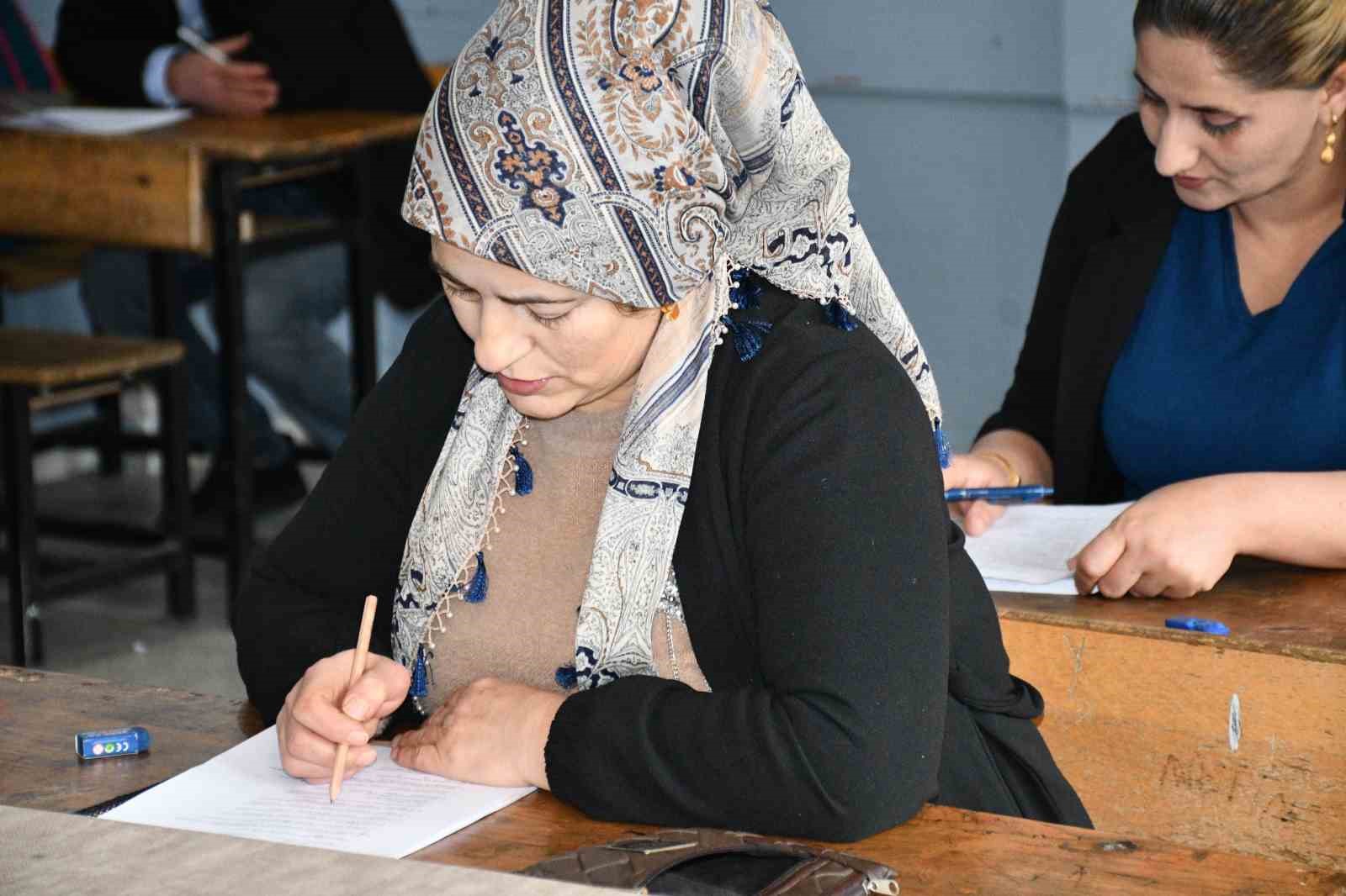 6 bin n&uuml;fuslu beldenin yarısı kitap okumaya başladı
