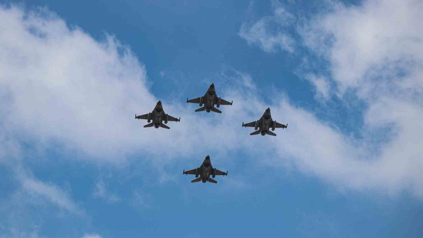 Bolu semalarında F-16 u&ccedil;akları saygı u&ccedil;uşu ger&ccedil;ekleştirdi
