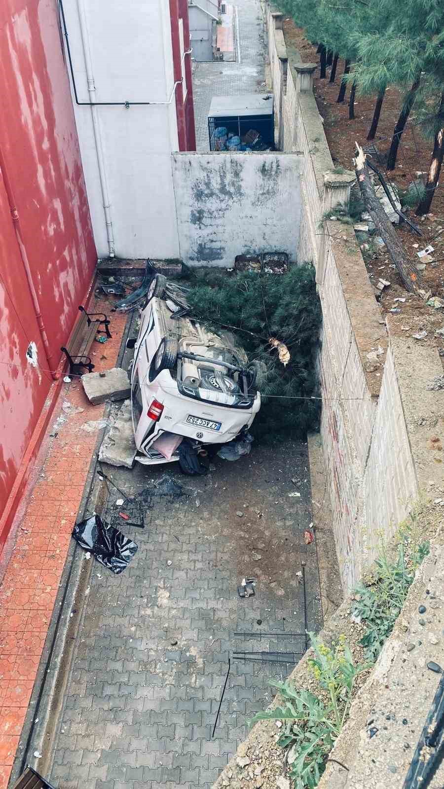 Mardin’de hafif ticari araç istinat duvarından düştü: 2 yaralı
