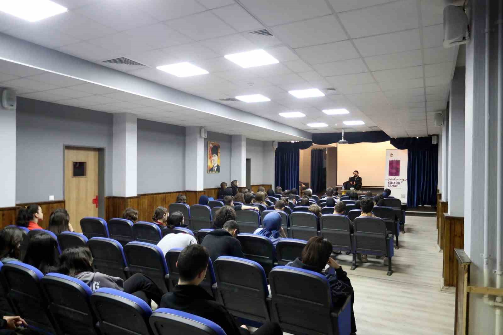 K&uuml;lt&uuml;r sanat etkinlikleri &lsquo;D&uuml;nya ve Roman&rsquo; başlıklı s&ouml;yleşi ile devam etti
