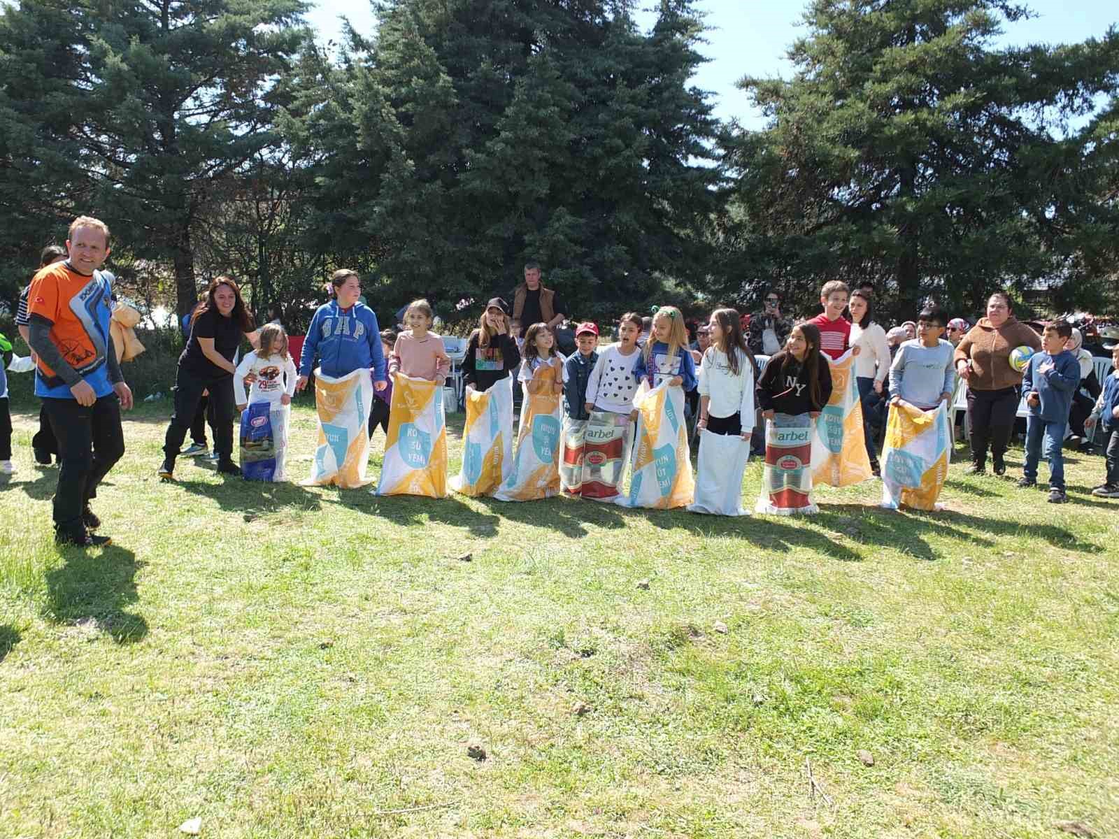 Balıkesir’de köyde bahar şenliği yapıldı