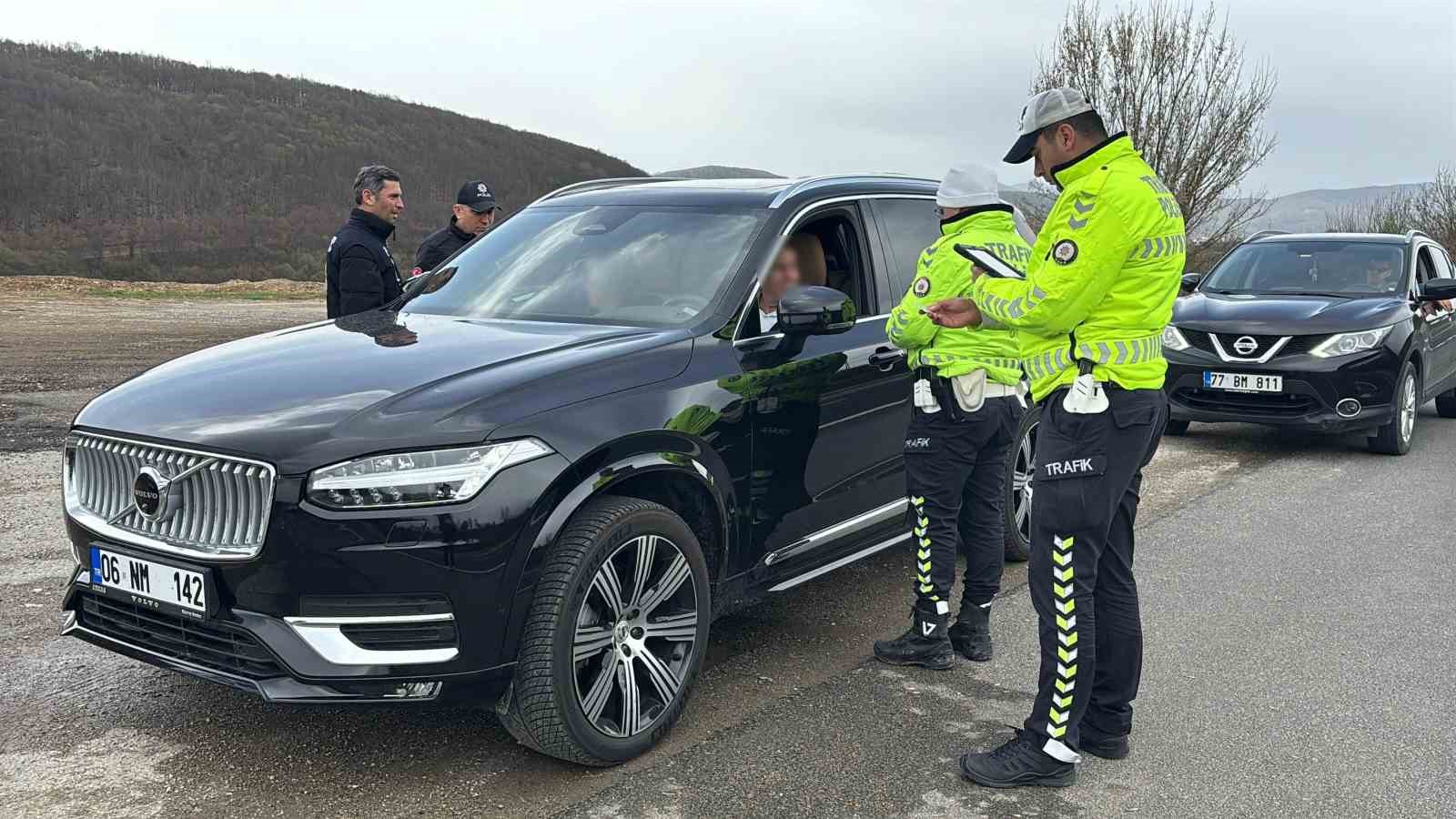 Bolu&rsquo;da kural ihlali yapan s&uuml;r&uuml;c&uuml;lere ceza yağdı
