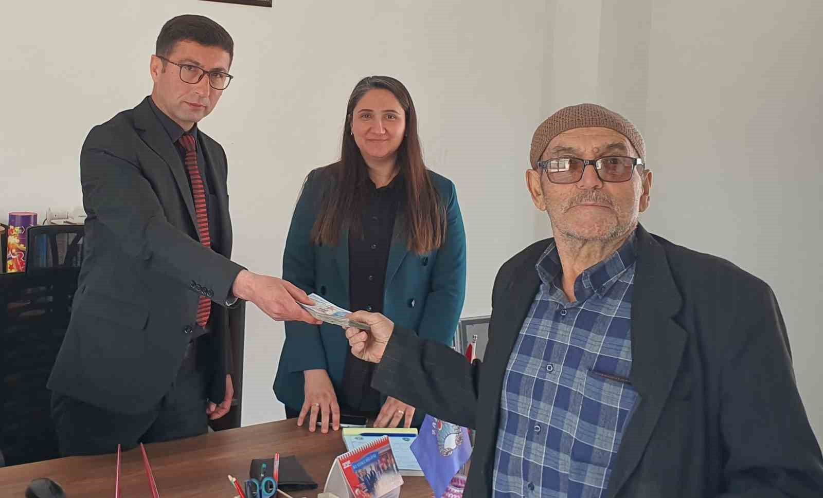 Manisa’da parasını kaybeden yaşlı adamın imdadına zabıta ekipleri yetişti