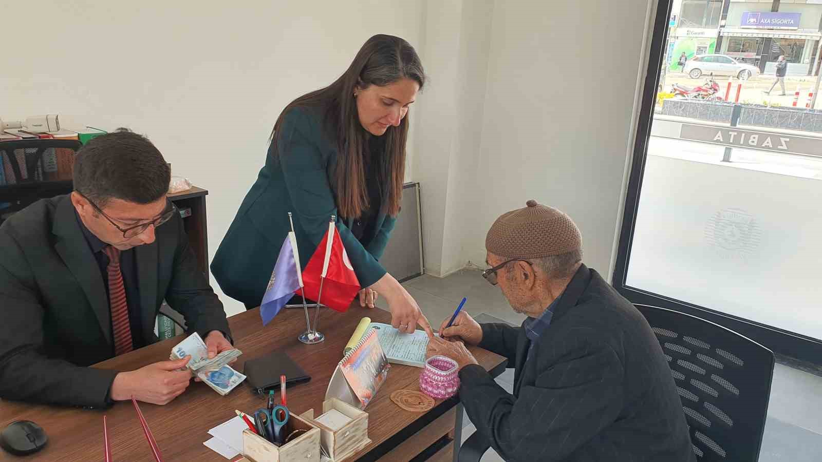 Manisa&rsquo;da parasını kaybeden yaşlı adamın imdadına zabıta ekipleri yetişti
