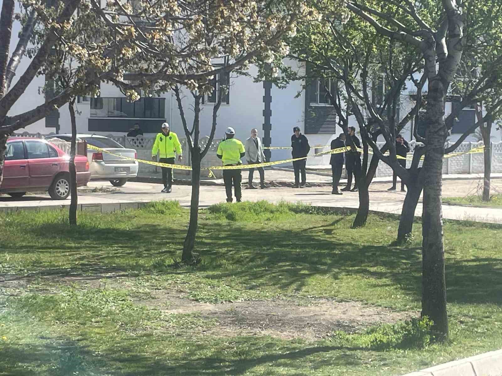 Boşanma aşamasındaki karısını sokak ortasında öldürdü