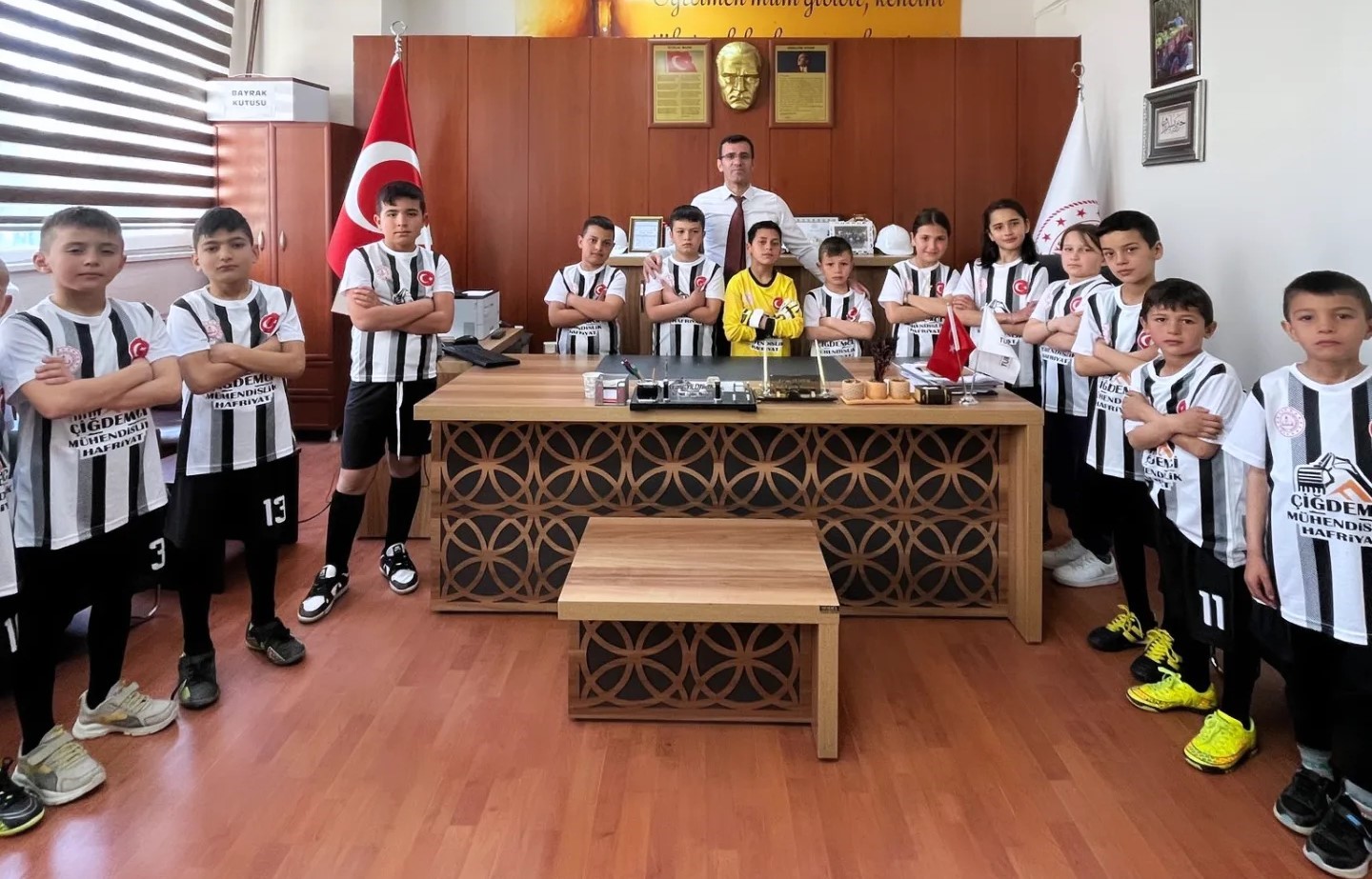 Hayırsever işadamı okul futbol takımını sevindirdi