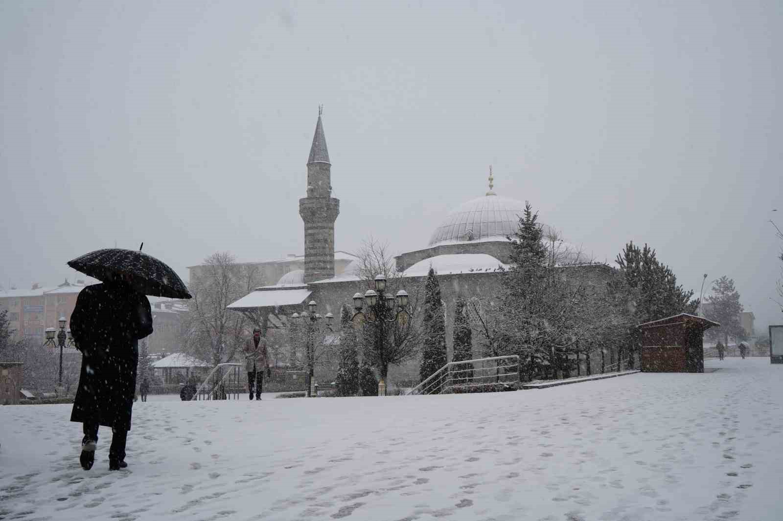 Erzurum’da kar yağışı etkili oluyor