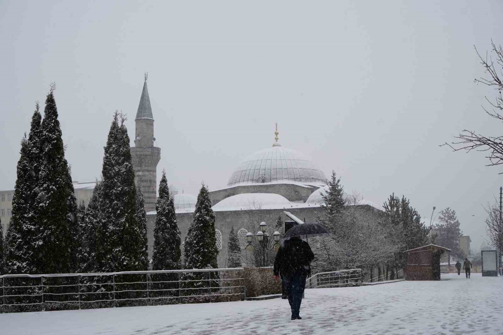 Erzurum&rsquo;da kar yağışı etkili oluyor
