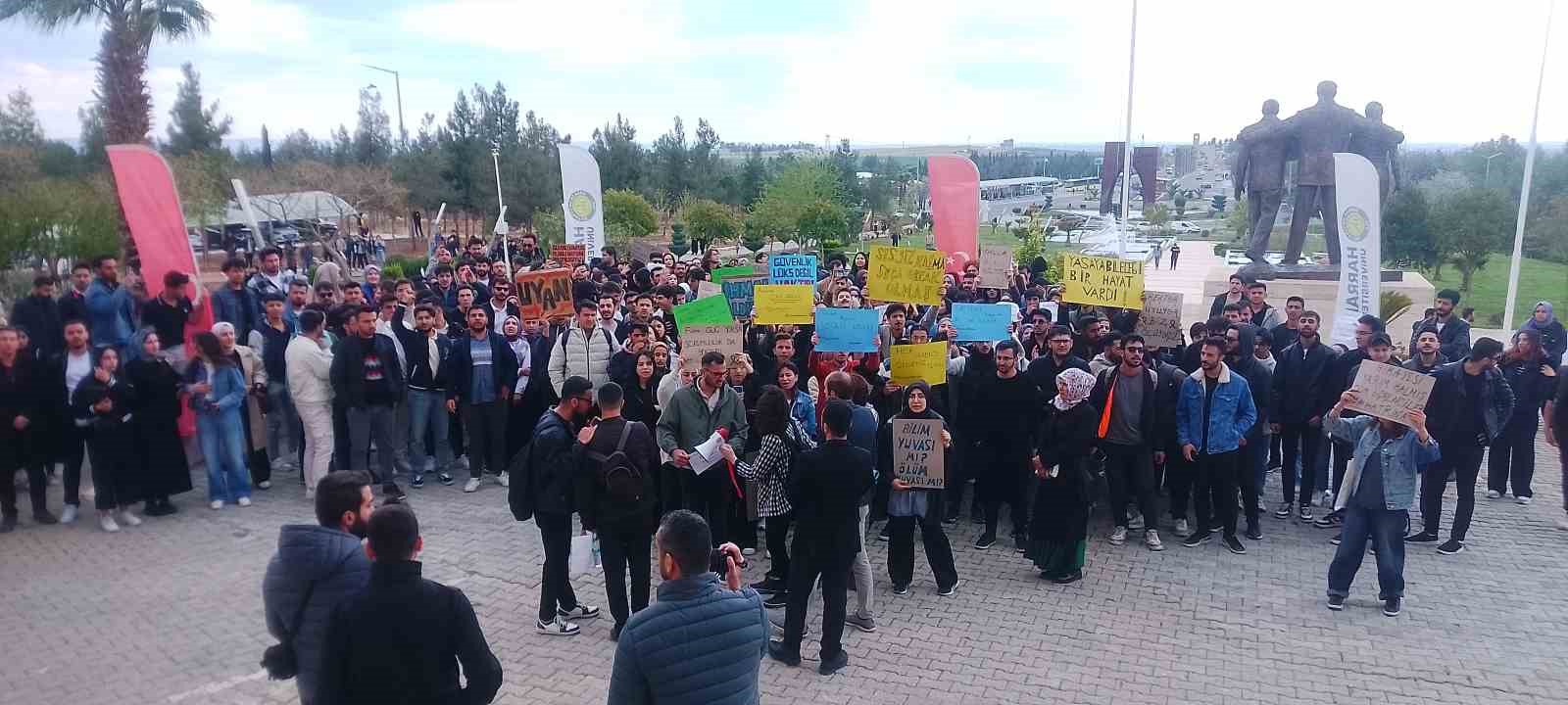Harran Üniversitesi öğrencilerinden, başıboş sokak köpeğinin saldırısından kaçmaya çalışırken otomobilin çarpması sonucu hayatını kaybeden ölen arkadaşları için eylem