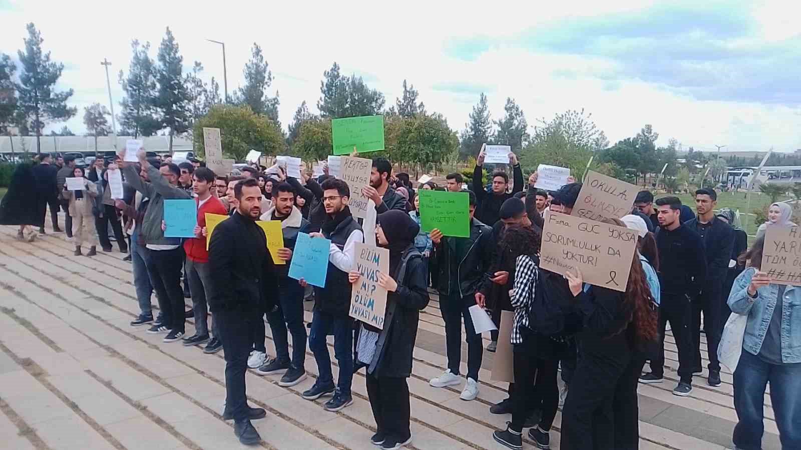 Harran &Uuml;niversitesi &ouml;ğrencilerinden, başıboş sokak k&ouml;peğinin saldırısından ka&ccedil;maya &ccedil;alışırken otomobilin &ccedil;arpması sonucu hayatını kaybeden &ouml;len arkadaşları i&ccedil;in eylem
