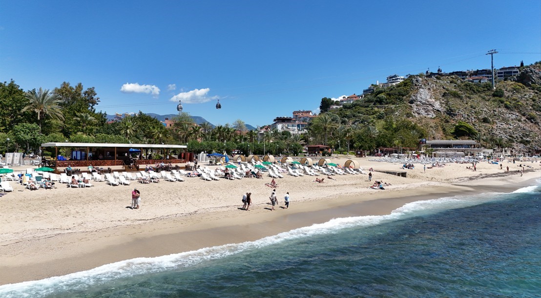 Alanya’da güneşi gören sahile koştu