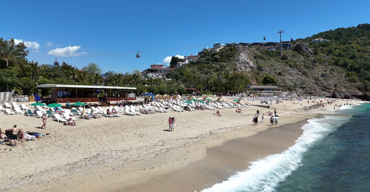 Alanya&rsquo;da g&uuml;neşi g&ouml;ren sahile koştu
