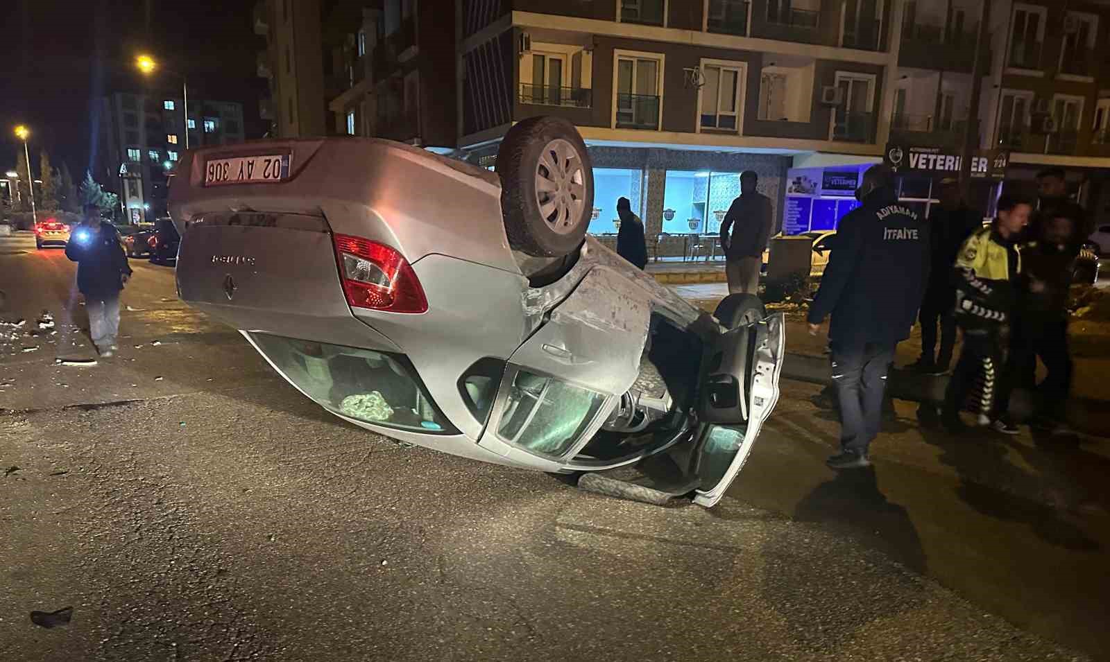 İki otomobilin çarpışması sonucu araçlardan biri ters döndü