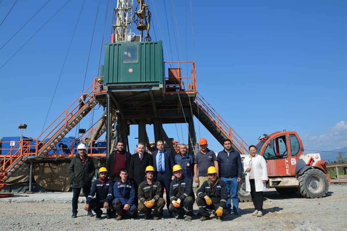 Kaymakam Odabaş, MTA tarafından yürütülen derin sondaj çalışmalarını yerinde inceledi