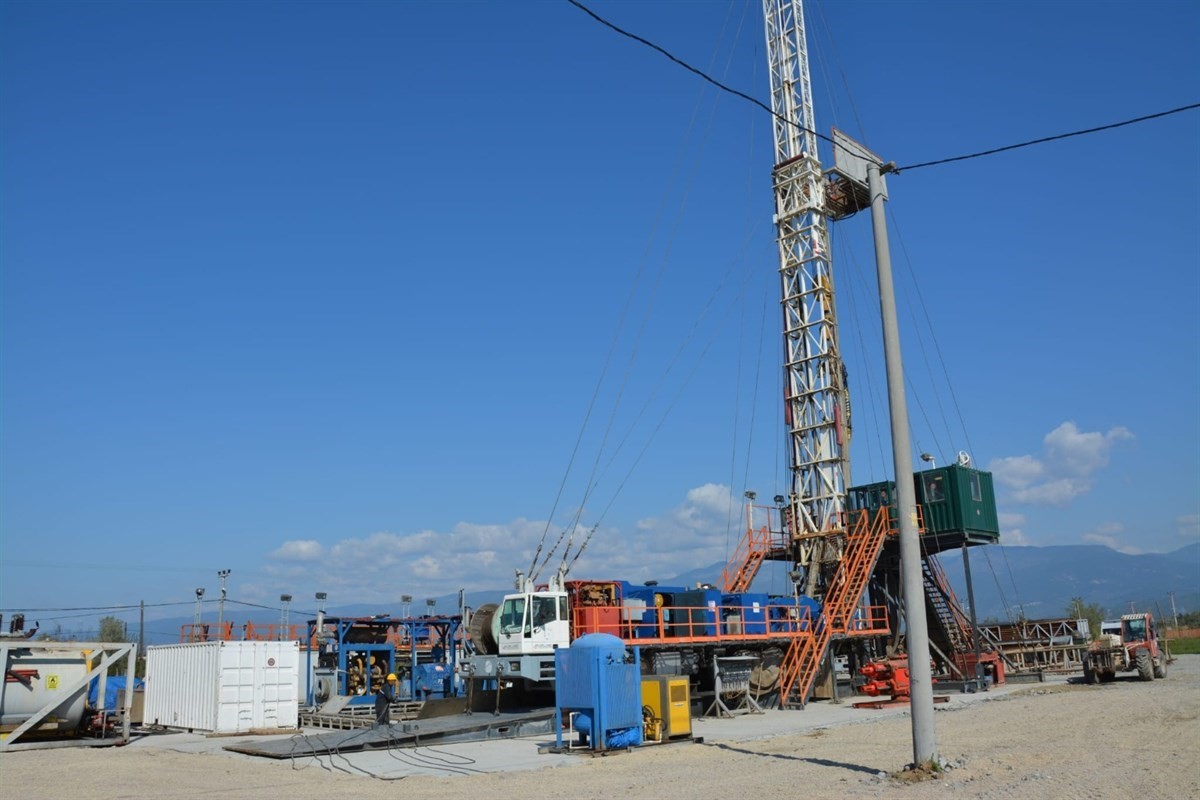 Kaymakam Odabaş, MTA tarafından y&uuml;r&uuml;t&uuml;len derin sondaj &ccedil;alışmalarını yerinde inceledi
