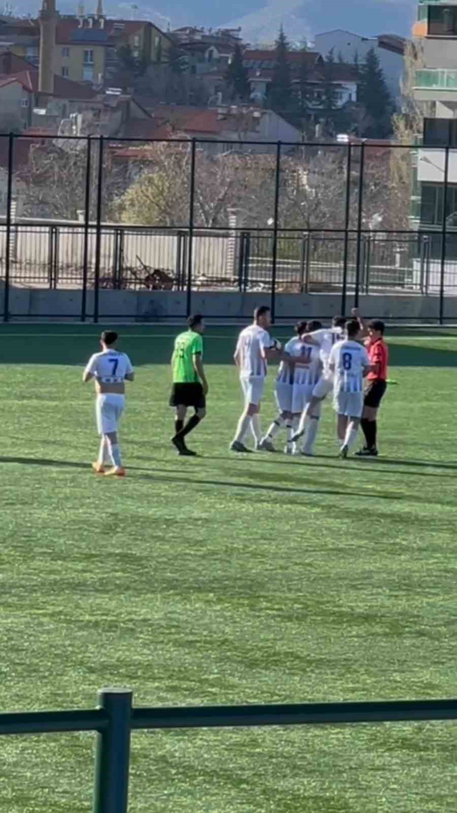 Isparta&rsquo;da hakeme yumruklu saldırı anbean g&ouml;r&uuml;nt&uuml;lendi
