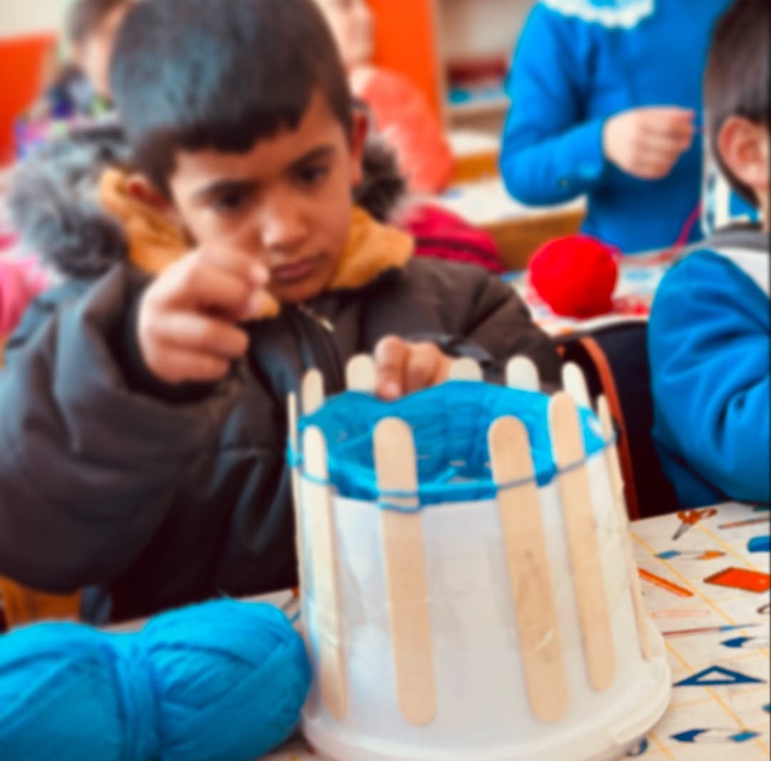 Diyadin’de minik öğrenciler yoğurt kovalarından atkı örüyor