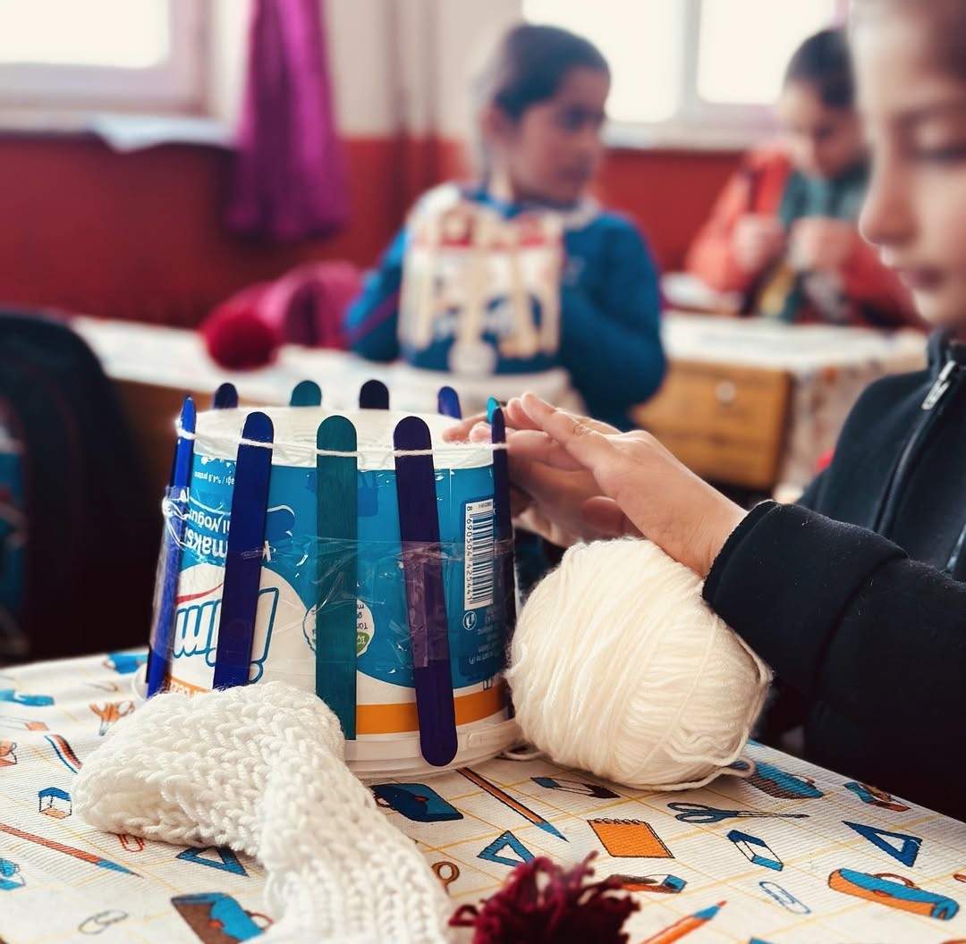 Diyadin’de minik öğrenciler yoğurt kovalarından atkı örüyor