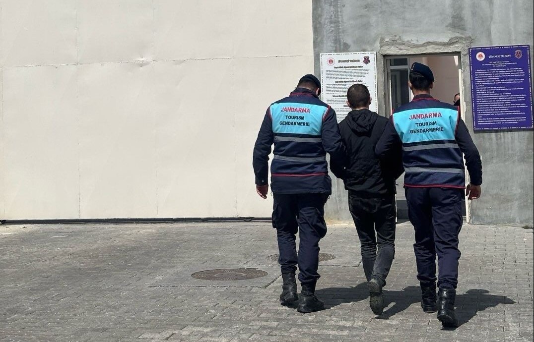 Aranan şahıs jandarmadan kaçamadı