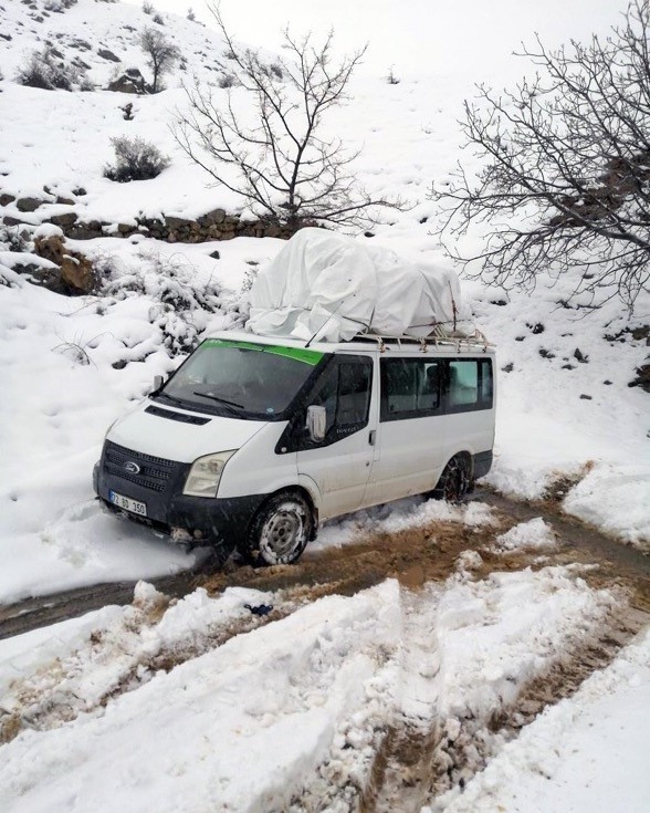 Batman&rsquo;da karla m&uuml;cadele: 50 yerleşim yerine ulaşım sağlanamıyor
