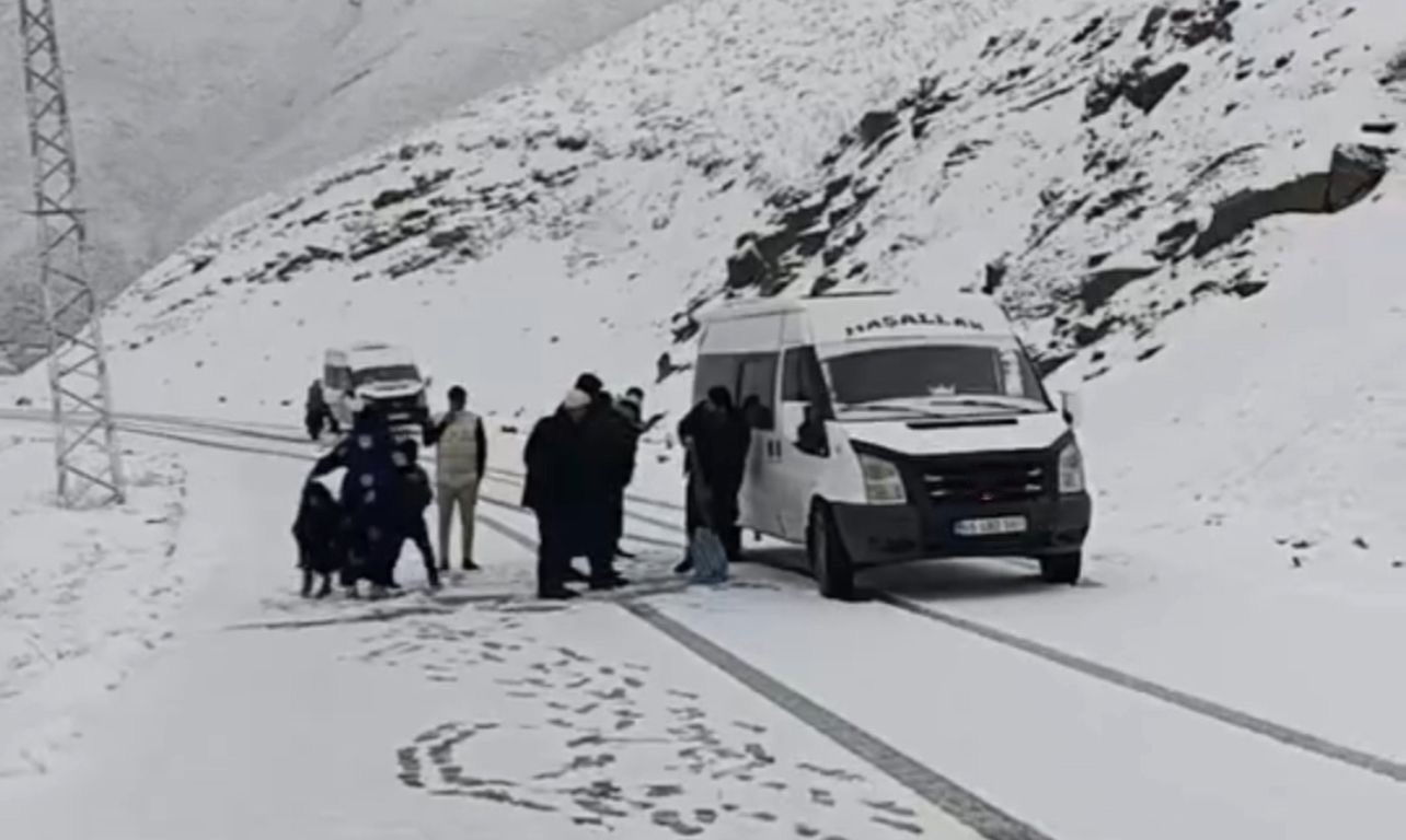 Hakkari’de iki minibüs karla kaplı yolda mahsur kaldı