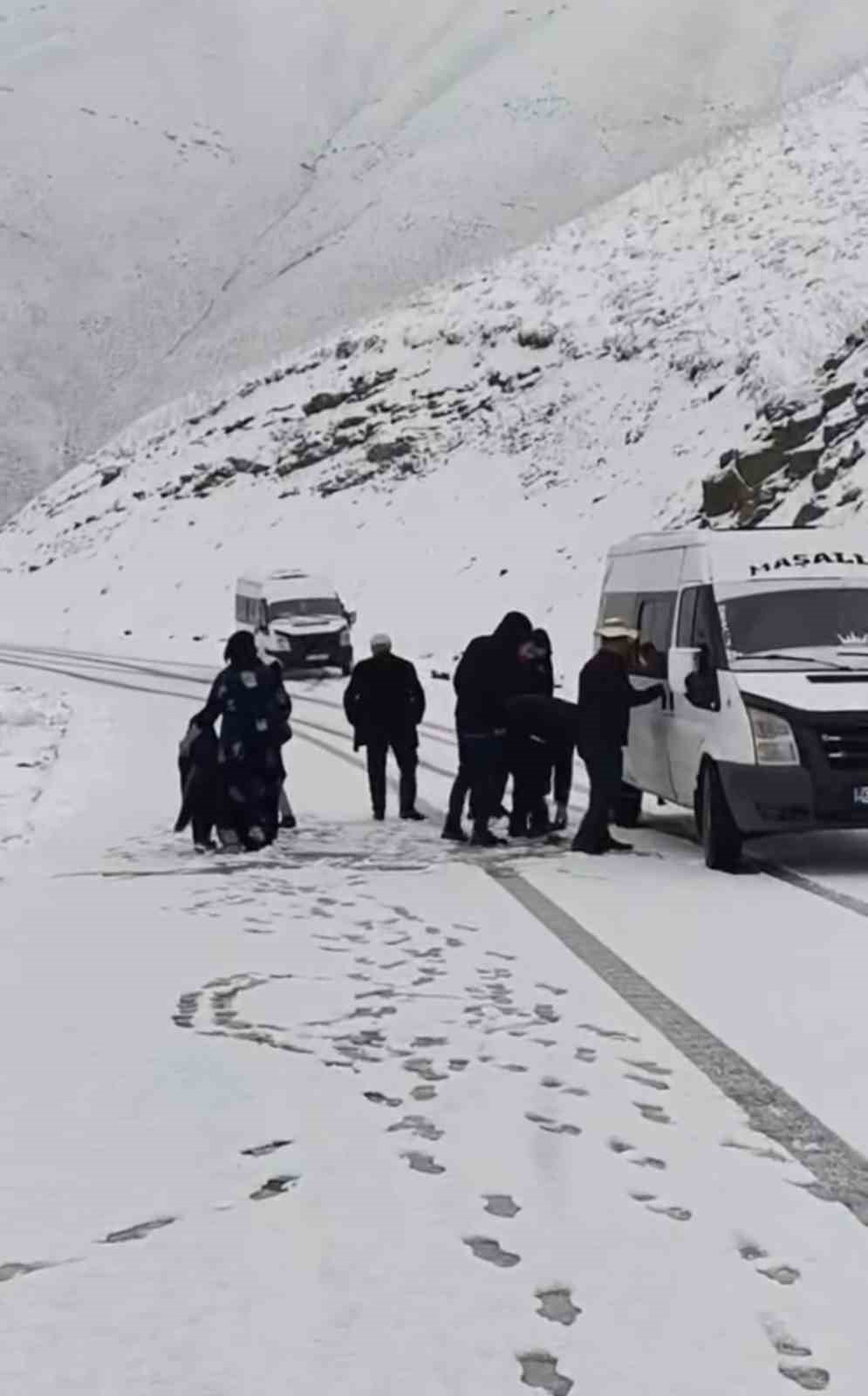 Hakkari&rsquo;de iki minib&uuml;s karla kaplı yolda mahsur kaldı
