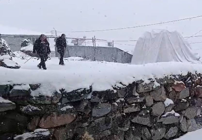 K&ouml;yl&uuml;ler g&uuml;ne kar yağışıyla uyandı
