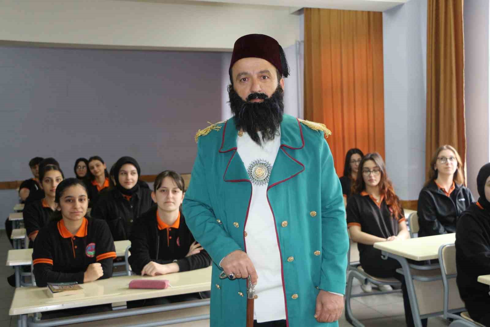 Tarihi karakterleri sınıfta öğrencileriyle buluşturuyor