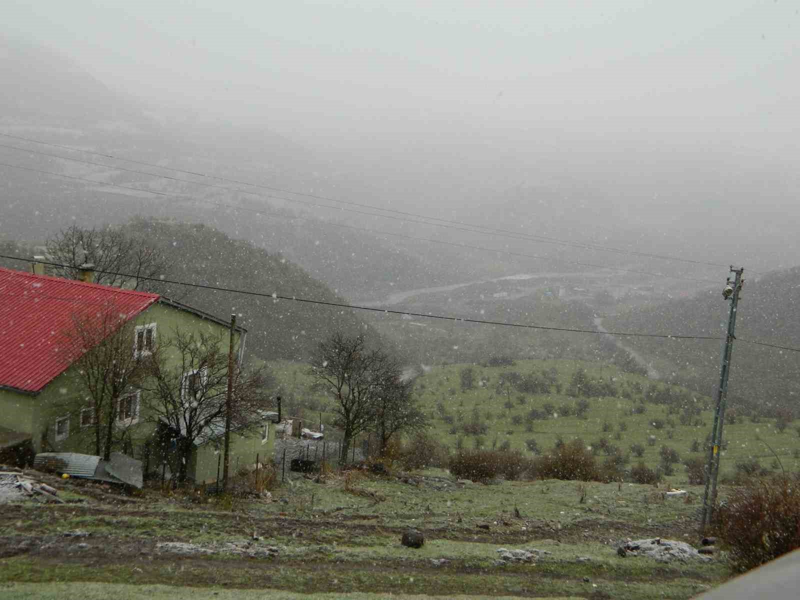 Posof’ta kar yağışı etkili oluyor