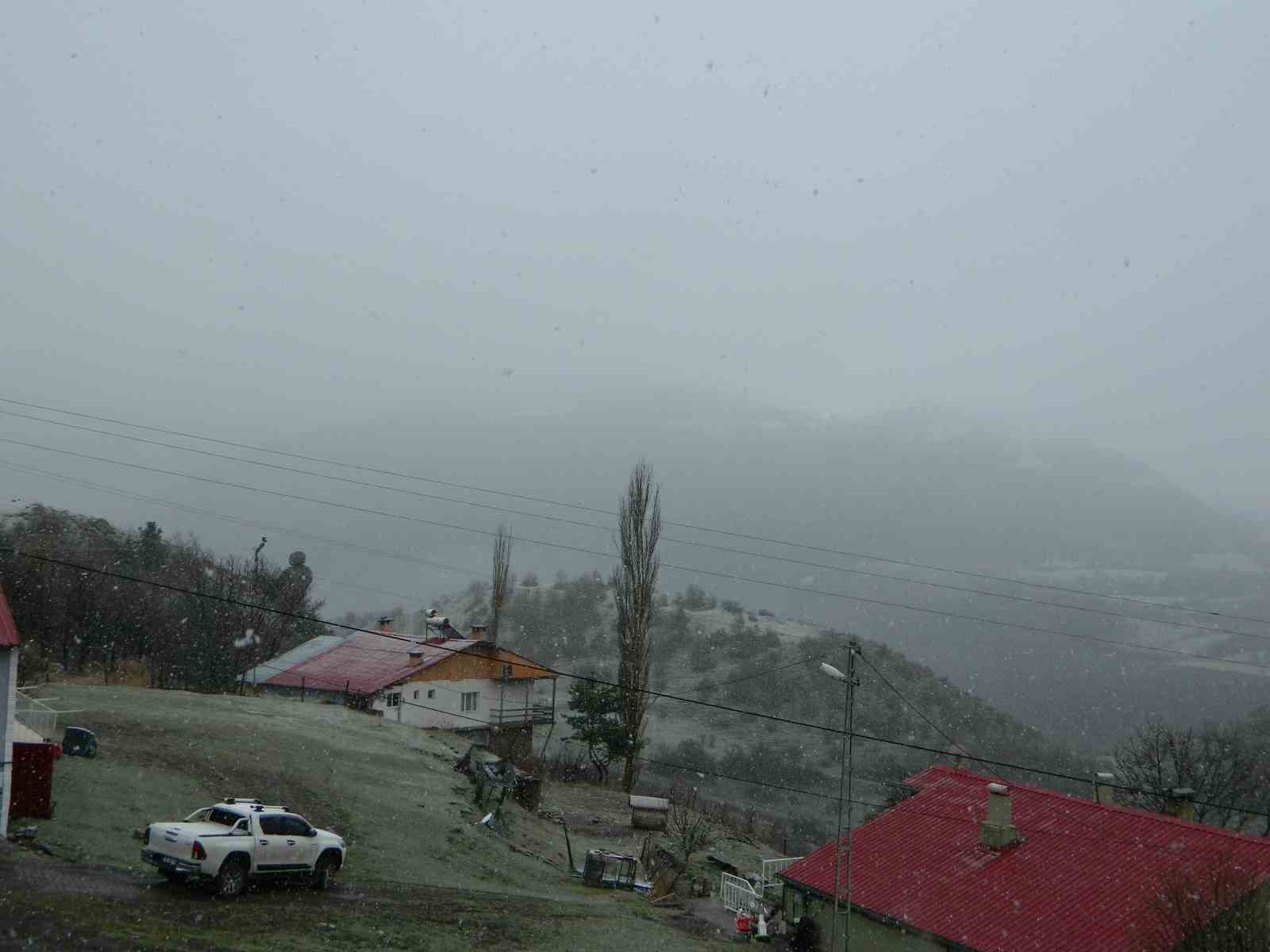 Posof&rsquo;ta kar yağışı etkili oluyor
