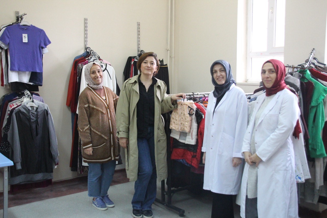 Şanlıurfalı öğrenciler, ihtiyaç sahibi akranları için ’Sevgi Mağazası’ kurdu