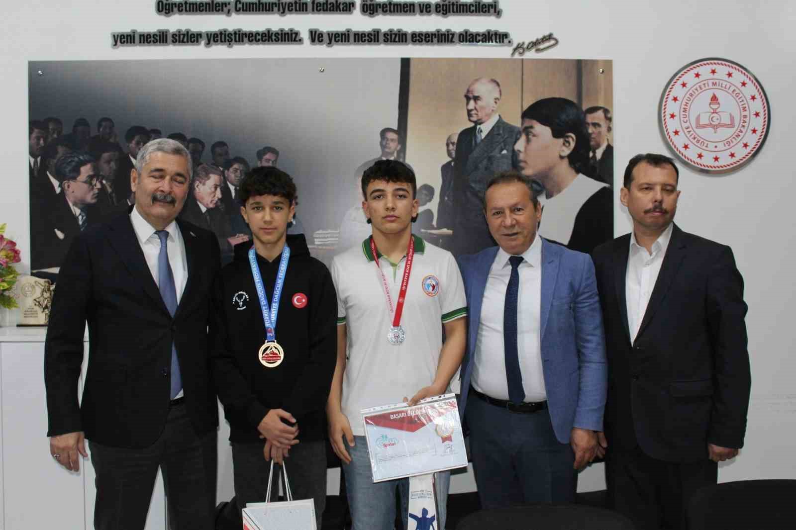 Efeler’de şampiyon öğrenciler ödüllendirildi