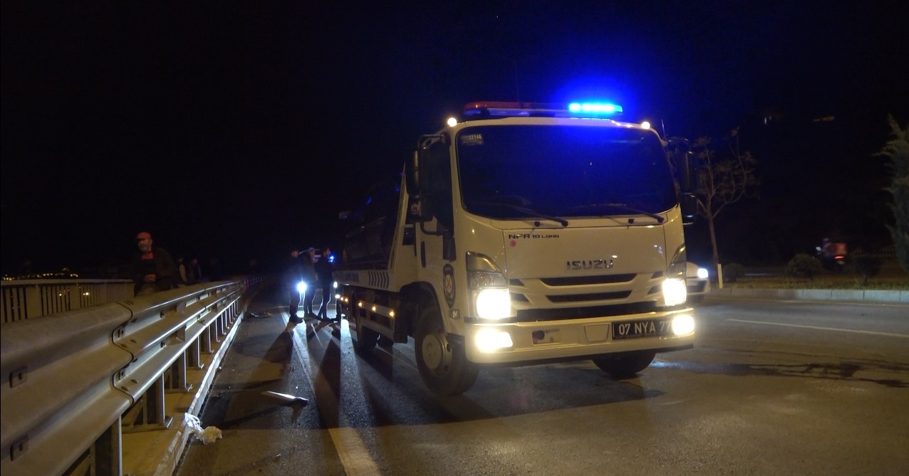 Aydınlatma direği ve bariyerlere çarpan otomobilin sürücüsü yaralandı
