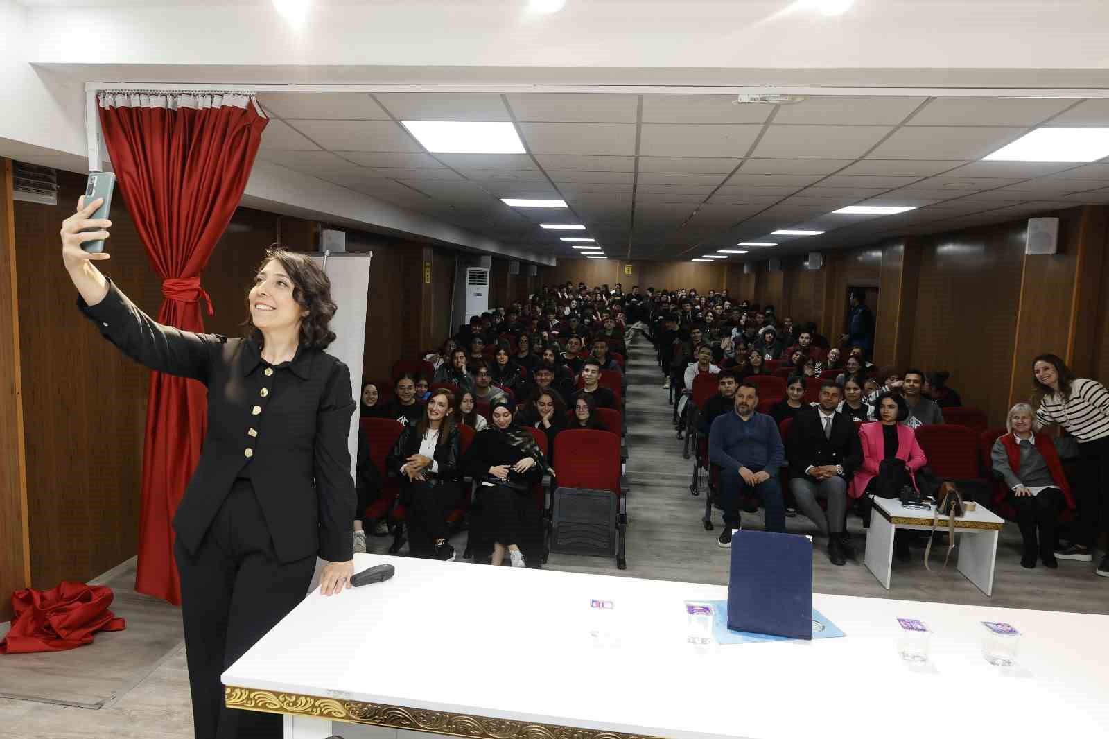 GİBTÜ bilim söyleşileri başladı: Bilim toplumla buluşuyor
