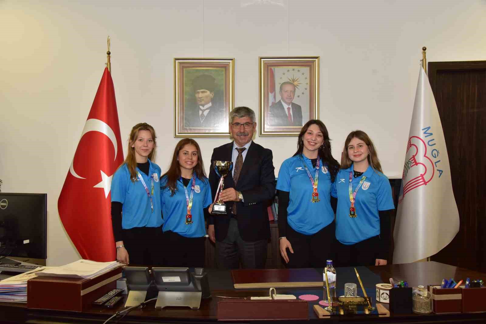 Rektör Kaçar, Türkiye şampiyonu okçuları makamında ağırladı