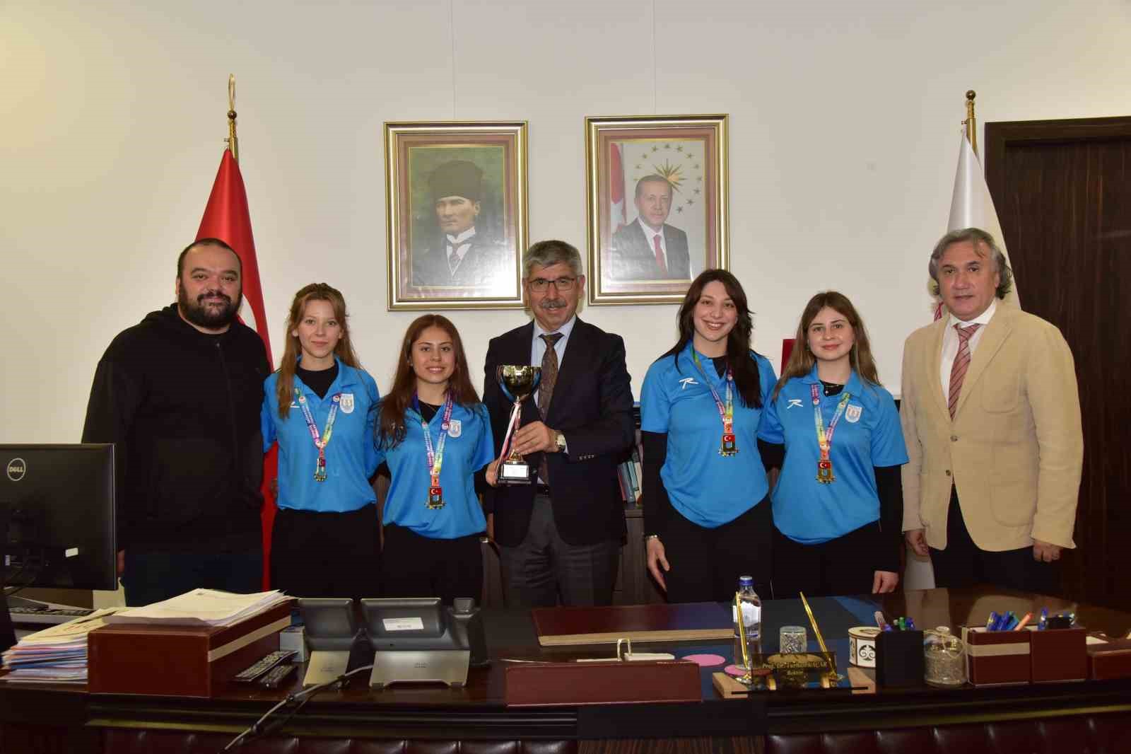 Rekt&ouml;r Ka&ccedil;ar, T&uuml;rkiye şampiyonu ok&ccedil;uları makamında ağırladı
