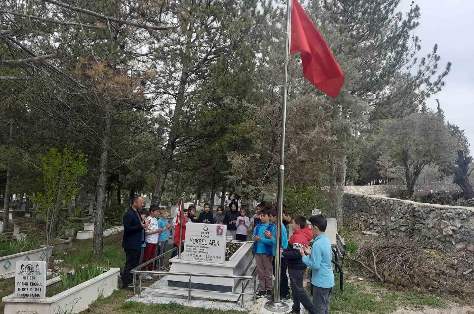 Hisarcık’ta minik öğrenciler şehitleri unutmadı