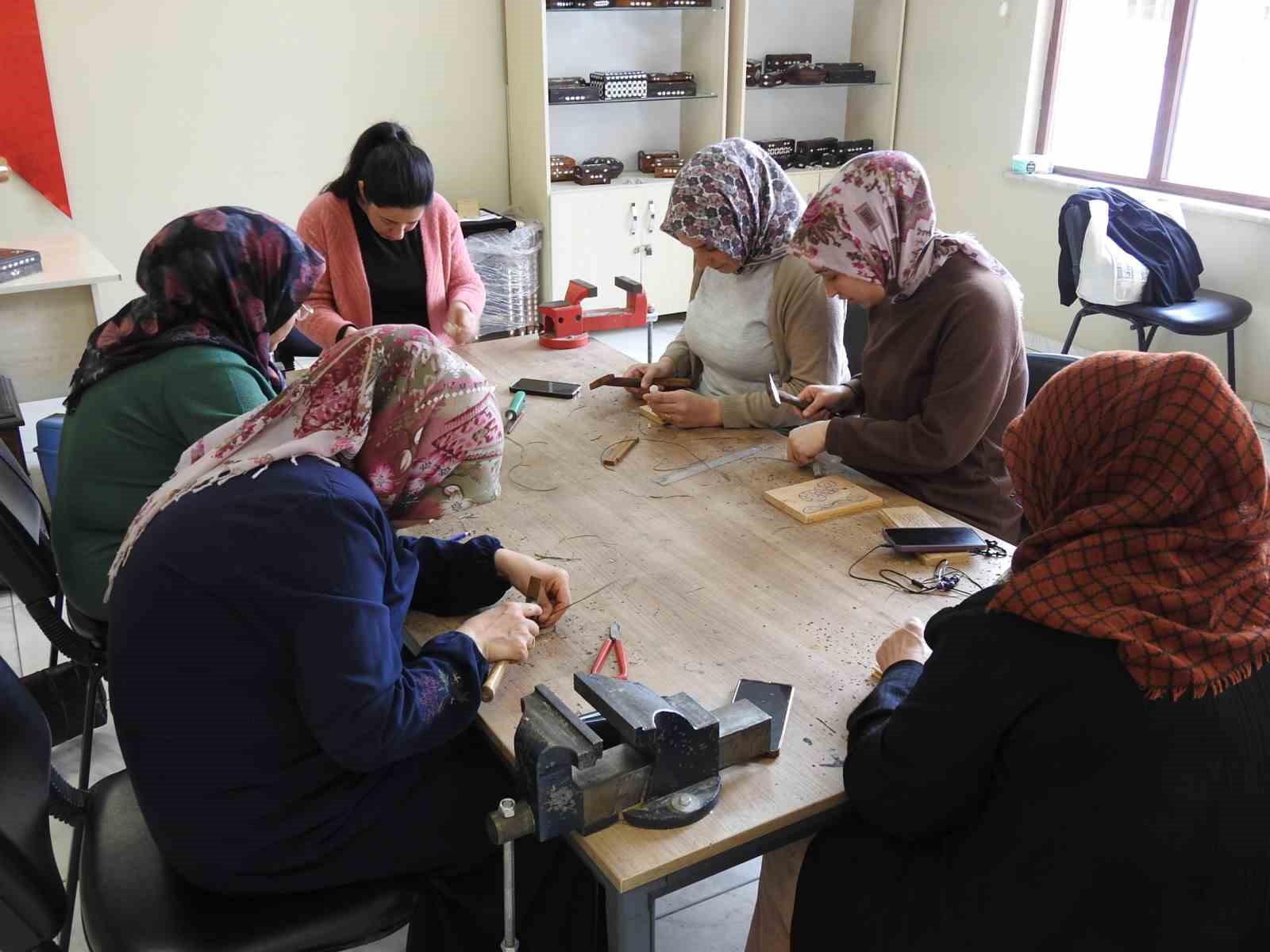 Kadınlar, sedef kakma işlemeciliğinde erkeklere taş &ccedil;ıkarıyor
